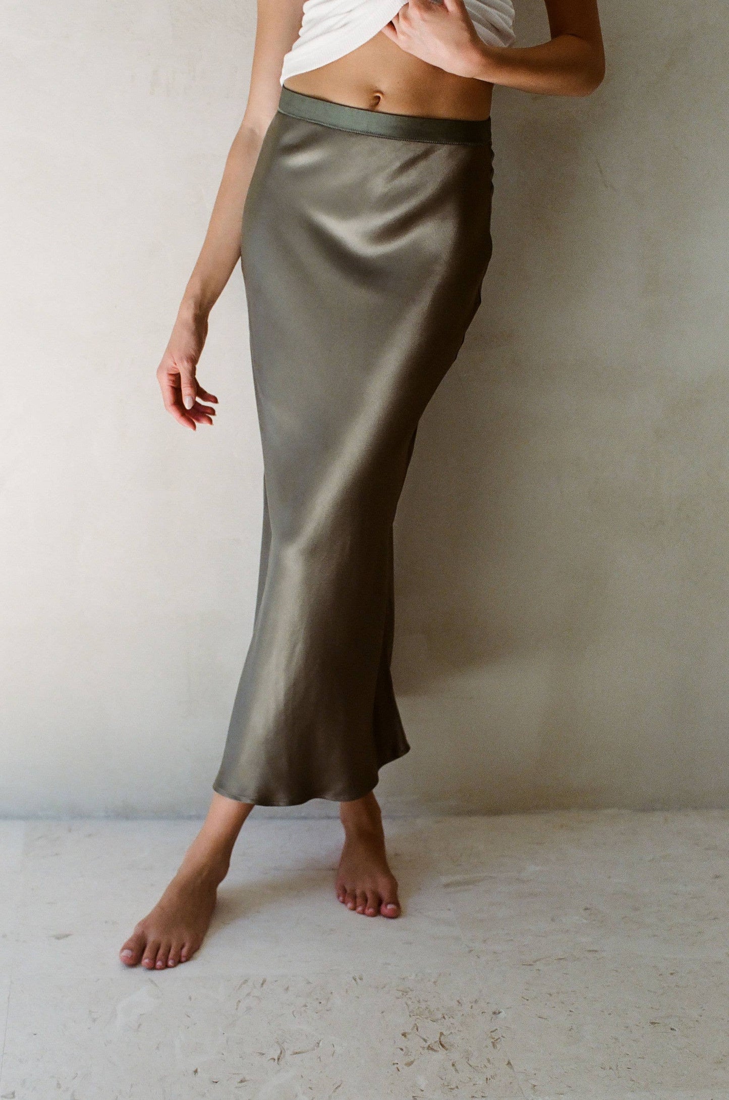 KIMBERLEY SATIN SKIRT: Olive