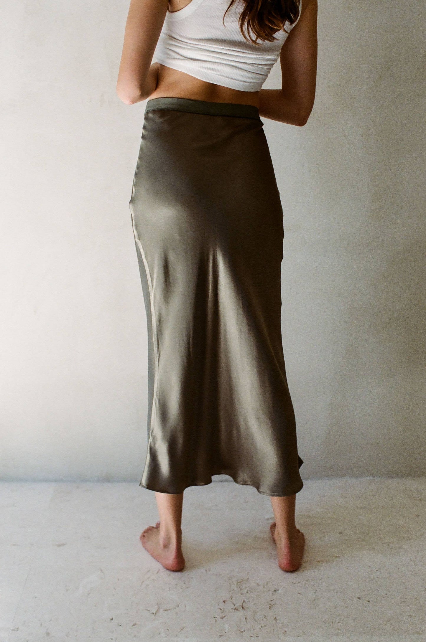 KIMBERLEY SATIN SKIRT: Olive